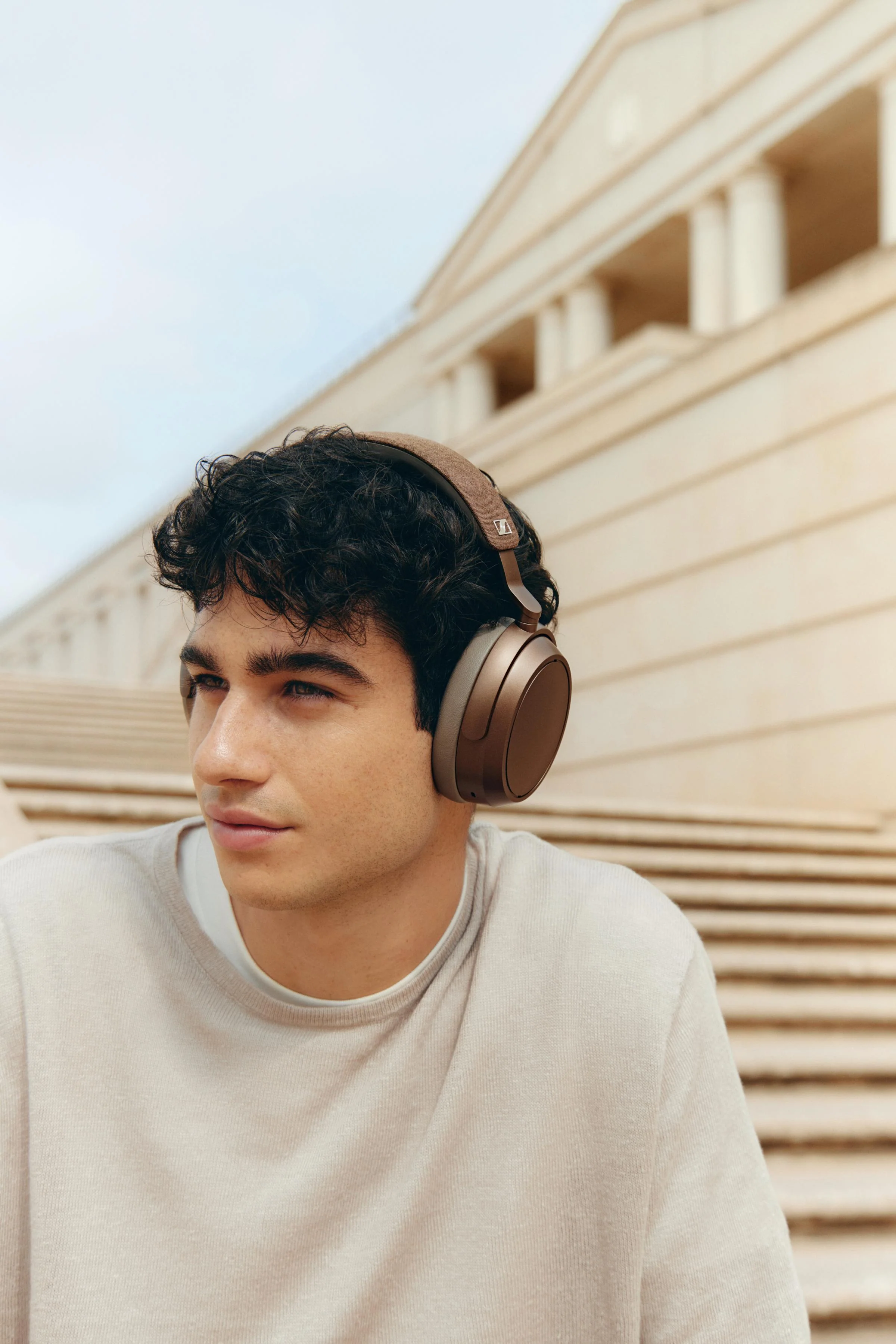 Sennheiser MOMENTUM 4 Wireless Brown 01